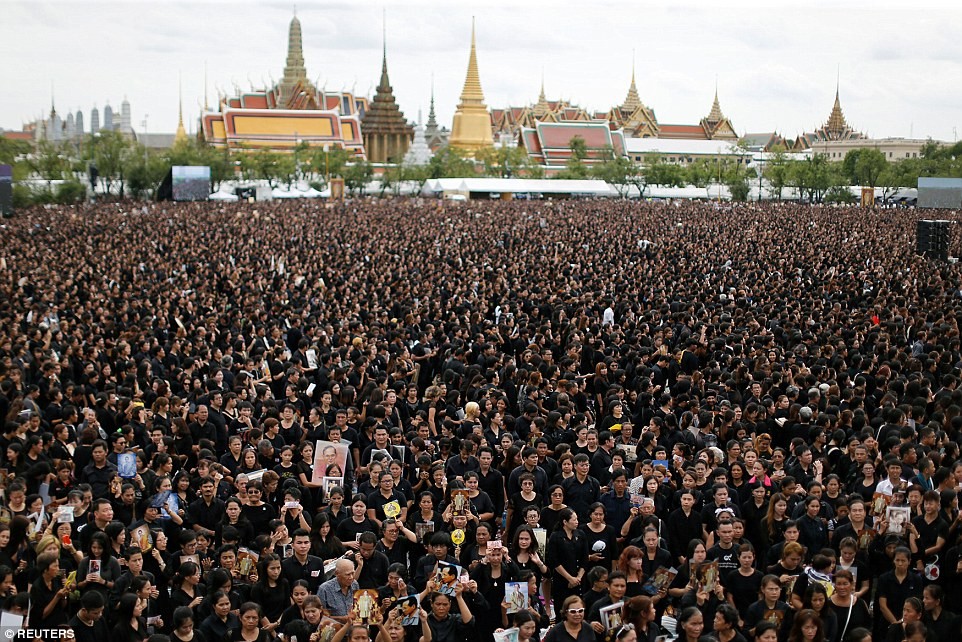 Ngày hôm nay (22/10), chừng 150.000 người dân trong trang phục áo đen đã đổ về Sanam Luang, một không gian mở được sử dụng để tiến hành nghi thức hỏa táng cho hoàng gia ở bên ngoài Cung điện hoàng gia. Họ tới đây để cùng nhau hát bài hoàng ca tập thể nhằm tưởng nhớ  Quốc vương Bhumibol Adulyadej, người mới qua đời sau 7 thập kỉ trị vì.